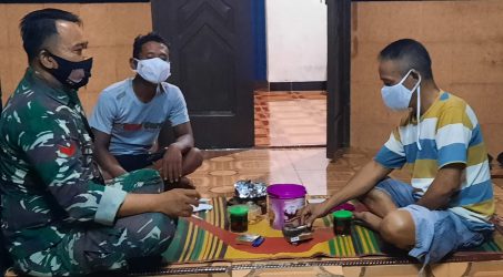Jaga Hubungan Baik, Babinsa Koramil 09/Tarub Kodim Tegal Melaksanakan Komsos dengan Warga Binaan