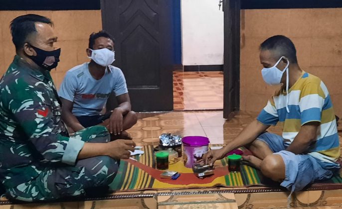 Jaga Hubungan Baik, Babinsa Koramil 09/Tarub Kodim Tegal Melaksanakan Komsos dengan Warga Binaan