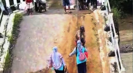 Ambrolnya Jembatan Kamal Berdampak pada Nakes Puskesmas Larangan