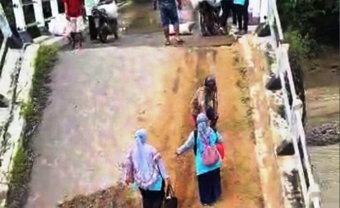 Ambrolnya Jembatan Kamal Berdampak pada Nakes Puskesmas Larangan