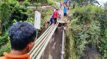 Akses Utama Putus, Warga Ciruyuk Bantarkawung Bangun Jembatan Darurat