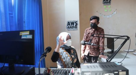 Kemendikbud Ristek Dikti Beri Hibah Peralatan Digital untuk Stikosa- AWS