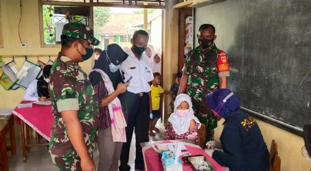 Danramil 11/Pangkah Kodim Tegal Monitoring Serbuan Vaksinasi Covid-19 di SDN Jenggawur Pangkah