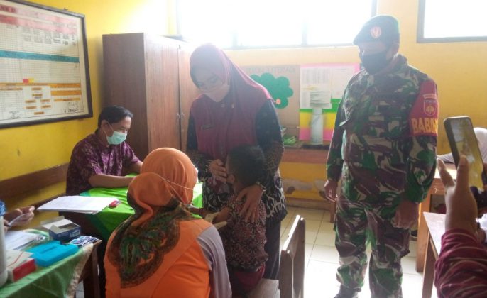 Babinsa Koramil 16 Margasari Tegal Dampingi Pelaksanaan Vaksinasi Anak di SDN 01 Prupuk Utara