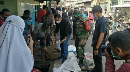 Nampak Babinsa saat membantu Wali Kota Surabaya Eri Cahyai dalam Kerja Bhakti massal se Surabaya pada Minggu