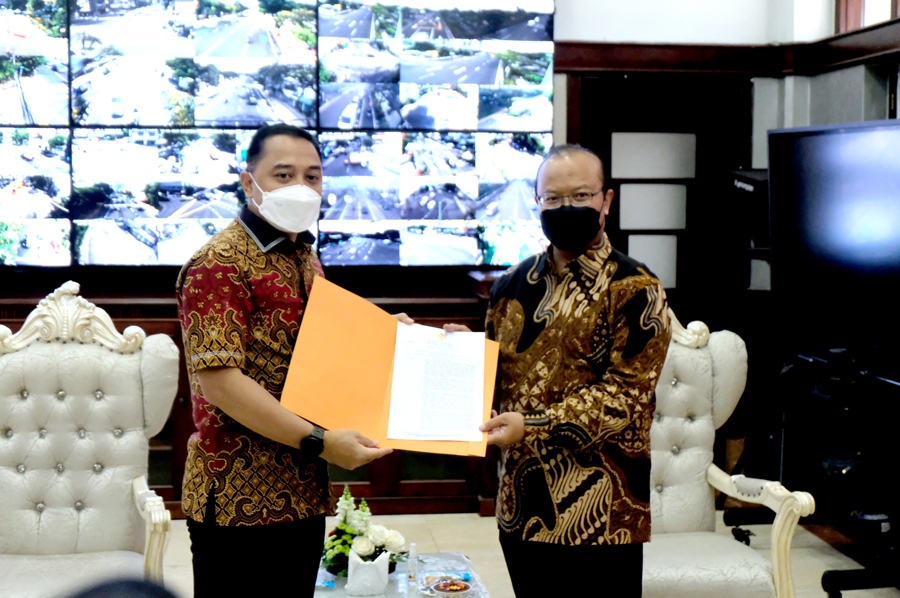 Dirut RPH Fajar Arifianto saat bersama wali kota Surabaya (kiri)