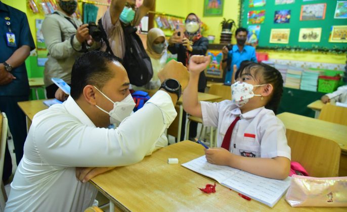 PTM 100 Persen Dimulai, Siswa MBR di Surabaya Manfaatkan Perlengkapan Sekolah Gratis