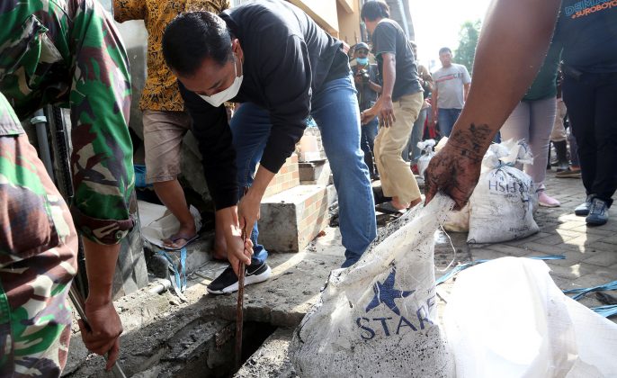 Kerja Bakti Massal Bareng Warga, Wali Kota Eri Ikut Keruk Saluran Air