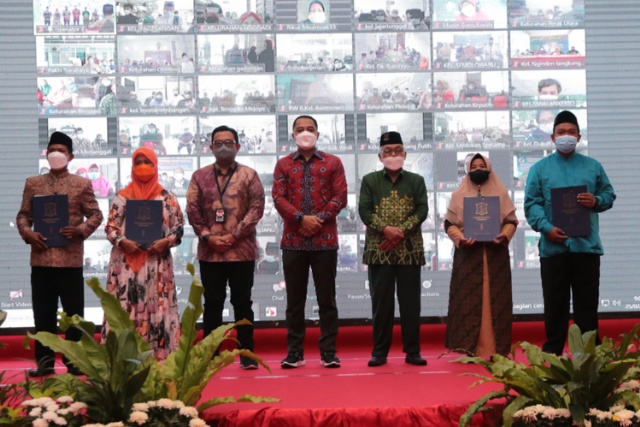 Wali Kota Eri saat berfoto bersama perwakilan penghafal alquran di Kota Surabaya yang mendapatkan insentif