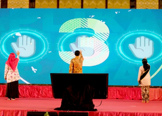 Dari Kiri Wakil Ketua DPRD Reni Astuti, Wali Kota Surabaya, Eri Cahyadi, Ketua TPPKK Rini Cahyadi saat peluncuran aplikasi Si Bunda