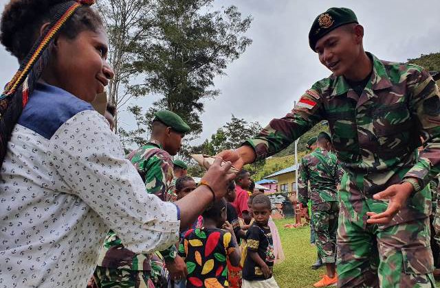 Satgas 412 Kostrad Berbagi Kasih Dalam Kebersamaan
