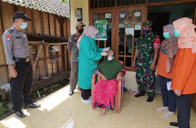 Babinsa Karangbinangun danTim Nakes Masifkan Tracing