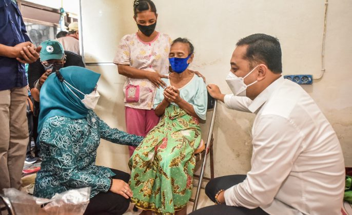 Lewati Gang Sempit, Wali Kota Eri Cahyadi bersama Baznas Surabaya Bagikan 100 Kursi Roda kepada Penyandang Disabilitas