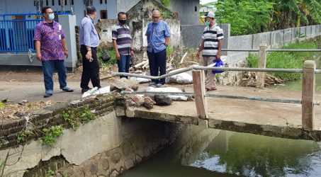 Disambati Warga di Reses, Dr. Kuswanto Langsung ke Lokasi Penyebab Banjir di Mojokerto