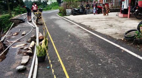Jalan Provinsi Ruas Banjarharjo-Salem Longsor, Arus Lalu Lintas Diberlakukan Buka Tutup