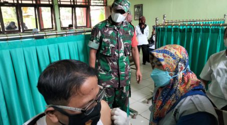 Babinsa Koramil 16/Margasari Kodim Tegal melaksanakan pendampingan vaksin Covid 19 di SMP N 1 Margasari