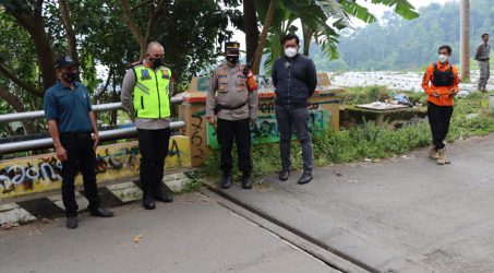 Kapolres Tegal Tinjau Jembatan Kali Klesem Bojong yang Retak Akibat Curah Hujan Tinggi