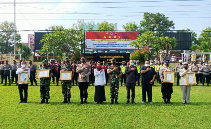 Nakes dan Penunjang Nakes di Brebes Terima Penghargaan dari Kapolda Jateng