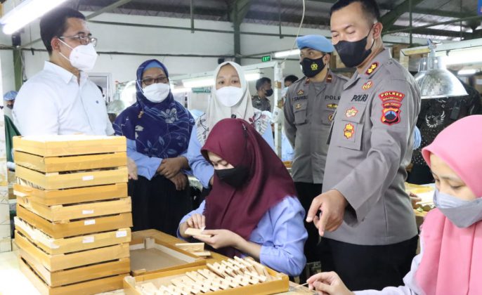 Kapolres Banjarnegara Cek Vaksinasi Booster dan Penerapan Prokes di PT Cosmoprof