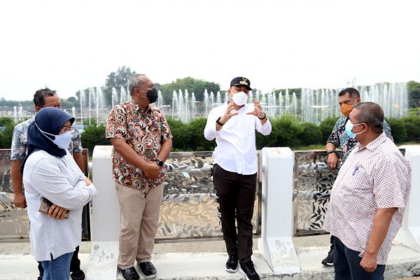 Wali KotaSurabaya Eri Cahyadi saat berdiskusi dengan pejabat dilingkungan pemkot Surabaya di kawasan jembatan Suroboyo kenjeran 