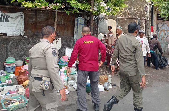 Kembali Jualan Di Pedestrian, PKL Gembong Ditertibkan Satpol PP