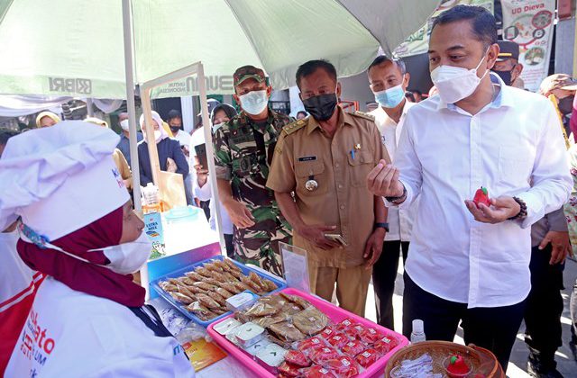 WaliKota Surabaya Eri Cahyadi saat meninjau berbagai produk kue saat peresmian kampung kue rungkut