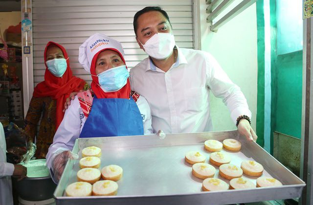 Wali Kota Surabaya, Eri Cahyadi saat berforo bersama salah satu ibu pelaku usaha kue saat Peresmian kampung kue Rungkut