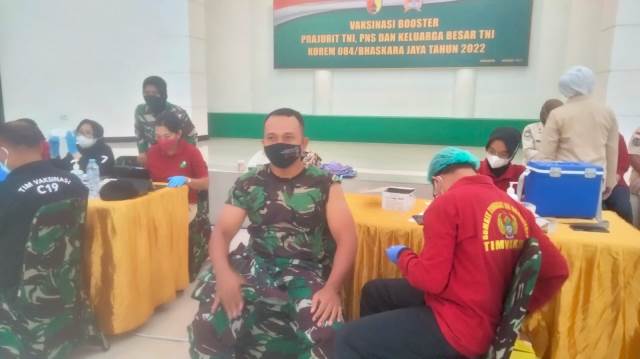 Prajurit dan PNS Kodim Surabaya Utara saat mengikuti Vaksin Booster