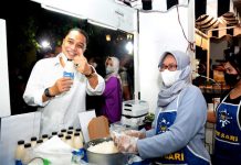 Wali Kota Eri Cahyadi saat membeli produk UMKM di Kota Surabaya