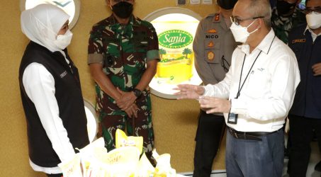 Sambangi Pabrik Minyak Goreng, Gubernur Khofifah Ungkap Dugaan Penyebab Kelangkaan Minyak Goreng di Jatim