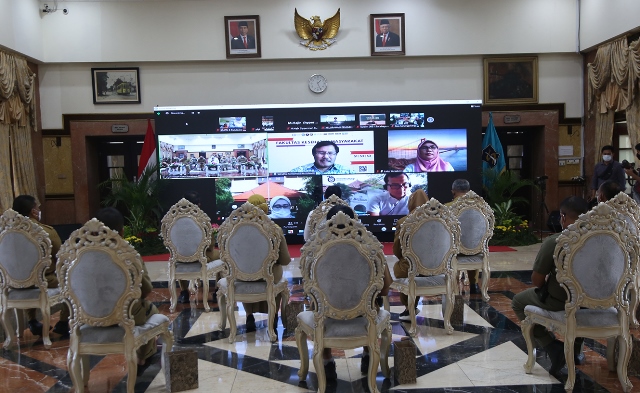 apat koordinasi (Rakor) pentahelix untuk mengantisipasi kenaikan Covid-19 varian Omicron. Rakor kali ini digelar secara hybrid, yakni melalui virtual dan offline di Lobi Lantai 2 Balai Kota Surabaya, Senin (31/1/2022).