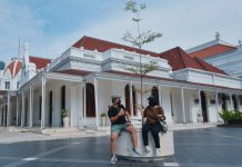 Warga saat menikmati wisata di alun-alun Surabaya