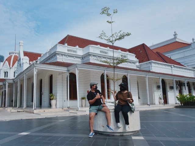 Warga saat menikmati wisata di alun-alun Surabaya