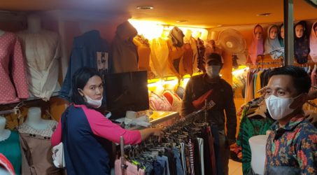 Sekretaris Komisi B DPRD Kota Surabaya, Mahfudz saat menemui pedagang di salah satu stand pasar Tambahrejo Surabaya
