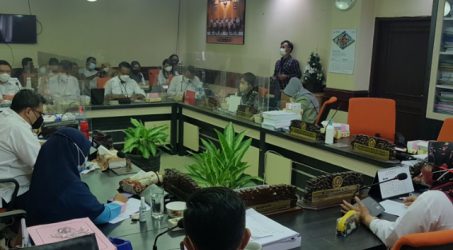 Suasana rapat dengar pendapat antara PGN dan Komisi B DPRD Surabaya