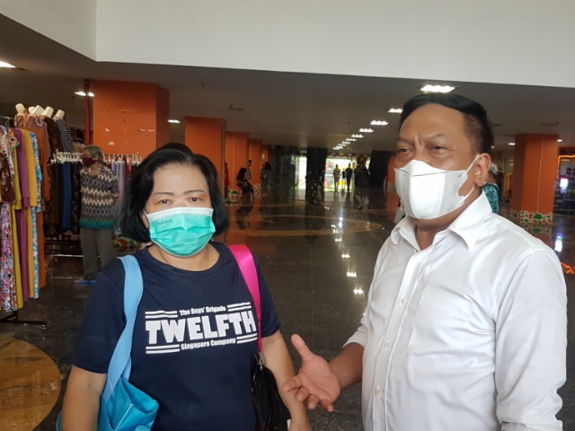Politisi PDI P Surabaya Anas Karno saat mengunjungi dan berdialog dengan salah satu pedagang pasar turi