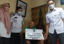 Ipung Sunoto menerima manfaat bantuan kursi roda dari wali kota Surabaya Eri Cahyadi yang diserahkan oleh Camat Karang Pilang dan Lurah Kedurus
