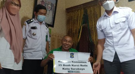 Terima Bantuan Kursi Roda Dari Wali Kota Eri, Ipong Kini Bisa Kembali Beribadah Ke Masjid