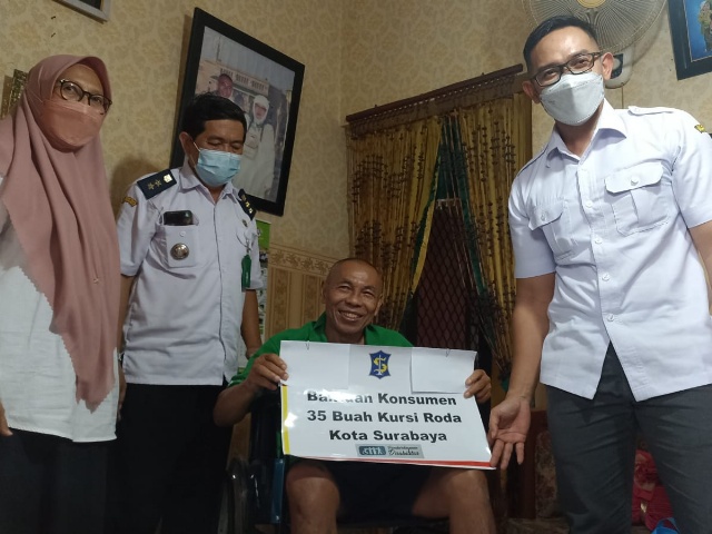 Ipung Sunoto menerima manfaat bantuan kursi roda dari wali kota Surabaya Eri Cahyadi yang diserahkan oleh Camat Karang Pilang dan Lurah Kedurus