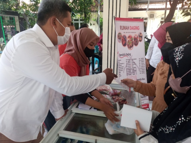 Operasi pasar penjualan daging oleh RPH di kelurahan karang pilang