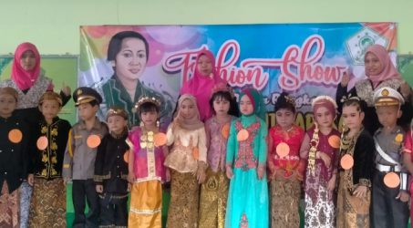 Lomba Fashion Show, Siswa Siswi TK Tarbiyatul Islamiyah Pamerkan Baju Adat Tradisional