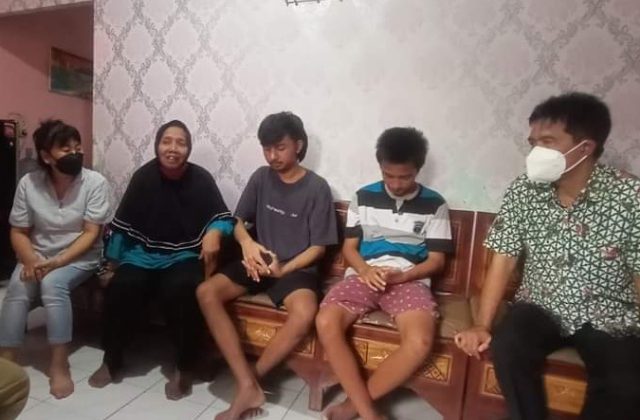 Potret Nenek Soeratmi, yang Berjuang Hidupi Tiga Cucunya yang Putus Sekolah dan Lunasi Hutang Bank