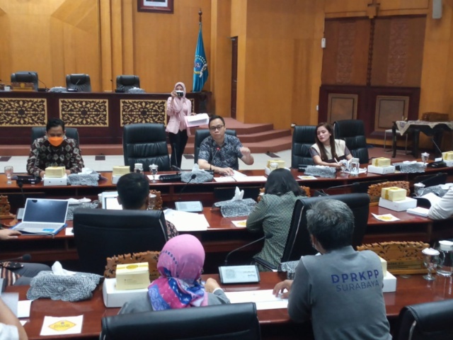 Badan Pembuat Perda (Bapemperda) saat menggelar rapat lanjutan pembahasan usulan raperda rumah layak huni di ryang rapat paripurna DPRD Surabaya