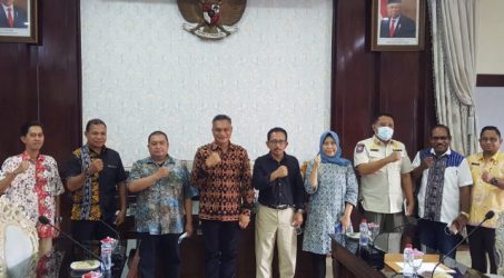 Bupati Sikka saat berfoto bersama dengan wakil ketua DPRD Kota Surabaya AH Thony yang juga didampingi oleh pejabat dari Pemkot Surabaya