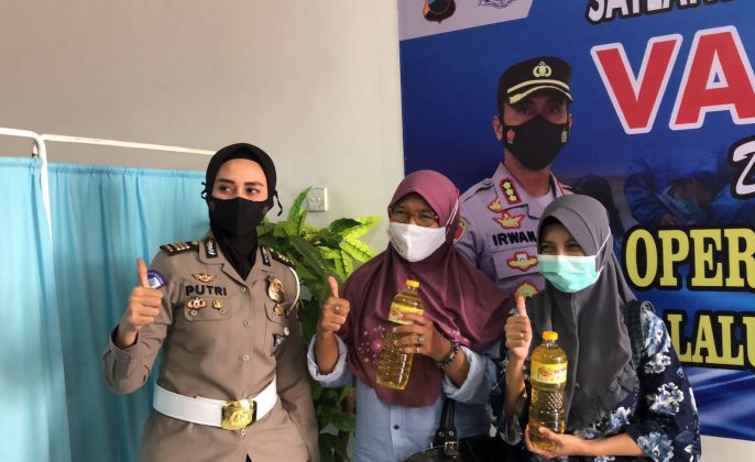 Satlantas Polrestabes Semarang Gelar Vaksinasi dan Sosialisasi Tertib Berlalu Lintas untuk Ops Keselamatan Lalu Lintas Candi 2022
