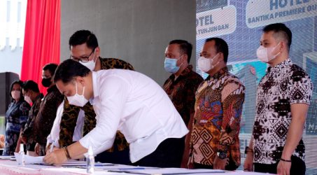 Wali Kota Surabaya Eri Cahyadi saat menandatangani MoU