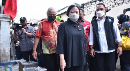 Wali Kota Surabaya Eri Cahyadi saat mendampingi Ketua DPR RI Puan Maharani meninjau beberapa Kampung Di Surabaya