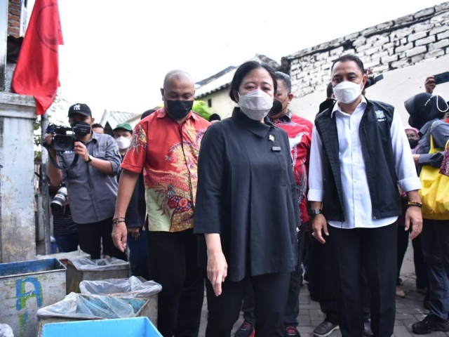 Wali Kota Surabaya Eri Cahyadi saat mendampingi Ketua DPR RI Puan Maharani meninjau beberapa Kampung Di Surabaya