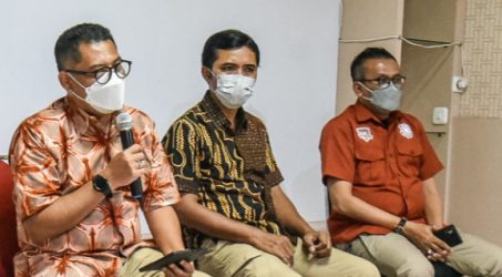 Kasatpol PP kota Surabaya edi Christianto paling kiri saat menggelar jumpa pers