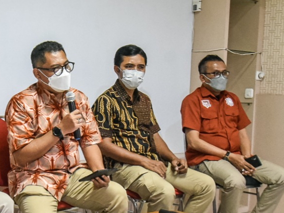Kasatpol PP kota Surabaya edi Christianto paling kiri saat menggelar jumpa pers